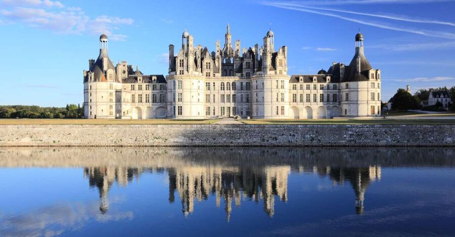 From Paris: Full-Day Loire Valley Chateaux Tour - Guided tour or audio guide?