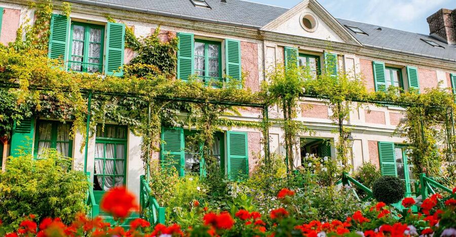 From Paris: Giverny and Versailles Palace Guided Day Trip - Free time in the village of Giverny