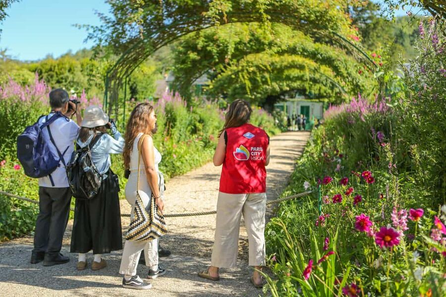 From Paris: Giverny Day Trip with Audio Guide or Live Guide - What the Live Guides Add