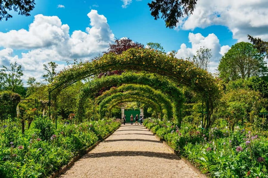 From Paris: Giverny, Monet’s House, & Gardens Half-Day Trip - Monet’s tomb and the return to Paris
