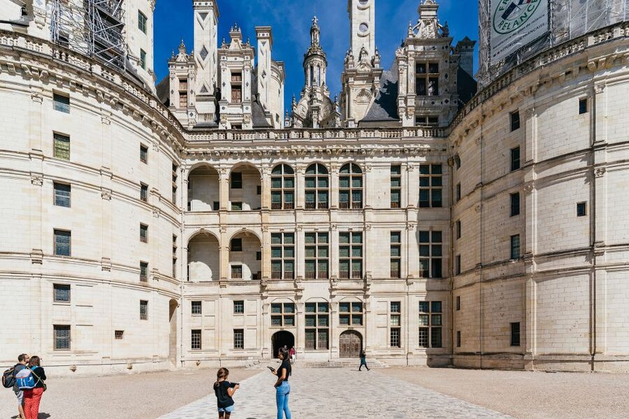 From Paris: Loire Valley Castles Day Trip With Wine Tasting - Who should book this Loire Valley tour?