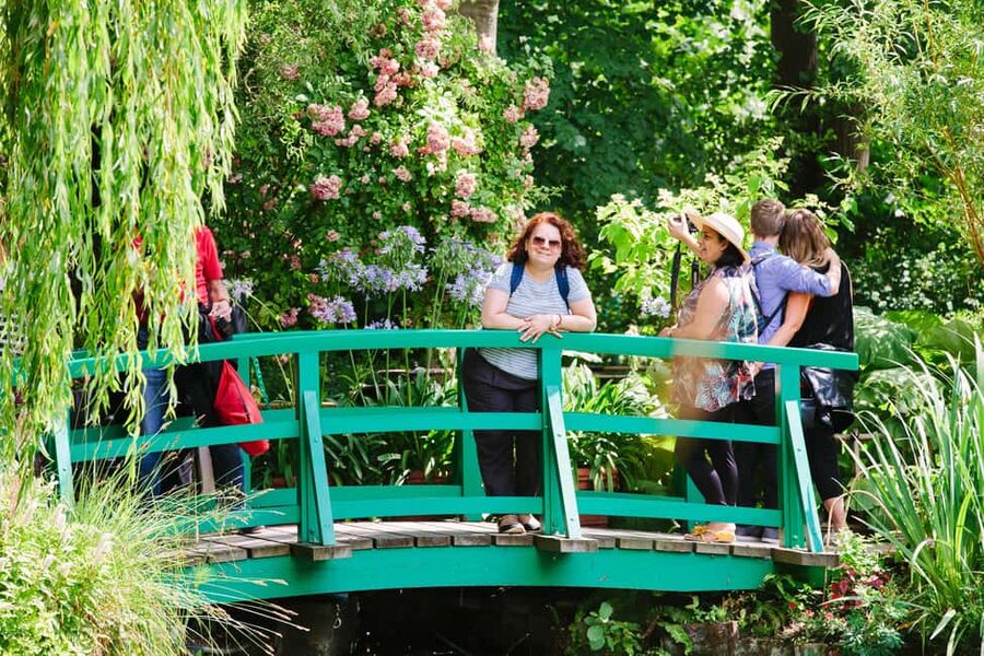 From Paris: Monet Garden & Giverny Bike Tour and Picnic Stop - What the guide adds to the day
