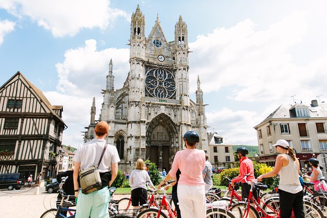 From Paris: Monet Gardens & Giverny Bike Tour with Picnic Stop - A picnic beside the Seine