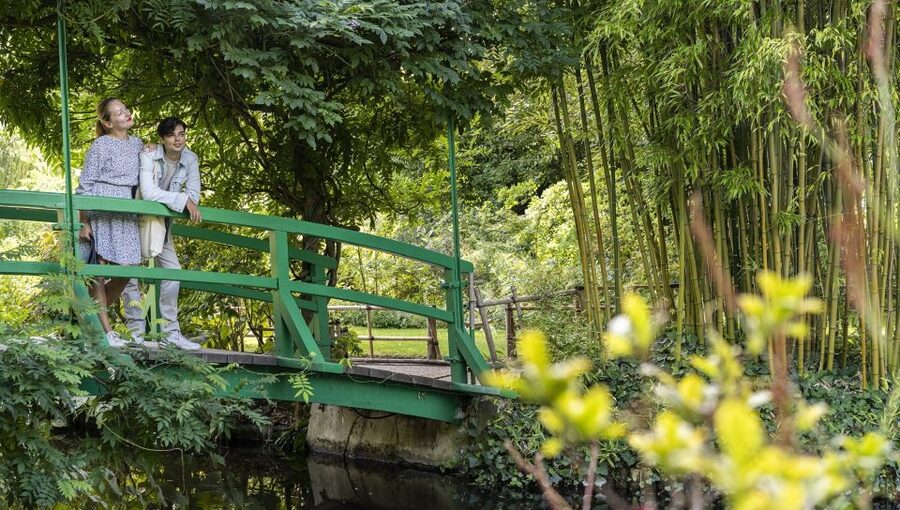 From Paris: Monet Impressionism Tour to Giverny by Minibus - Reaching Giverny by Minibus