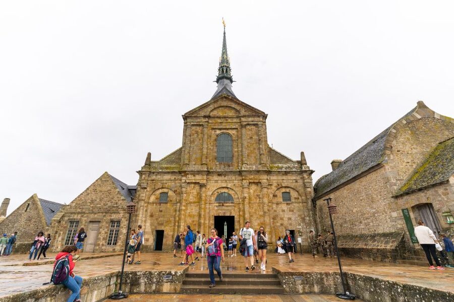 From Paris: Mont Saint Michel Day Trip with a Guide - Lunch With Galettes, Seafood, or a Bay View