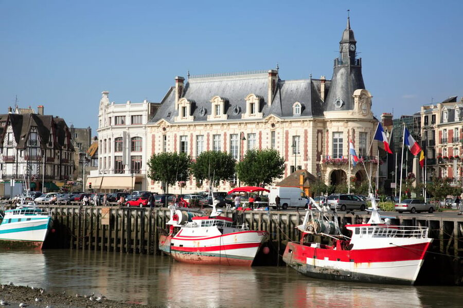 From Paris: Normandy D-Day Beaches Day Trip with Lunch - Who should book this experience?