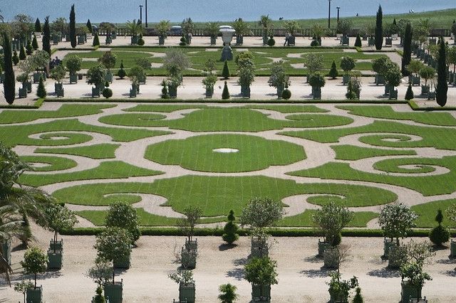 From Paris: Versailles Guided Tour by Deluxe Minibus - One hour in the French formal gardens