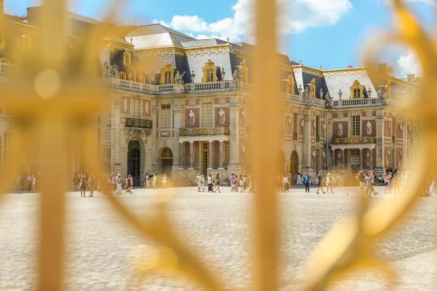 From Paris: Versailles Guided Tour with Skip-the-Line Entry - Fountain shows from April through October