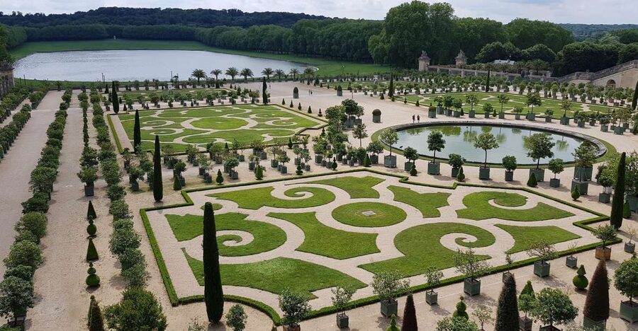 From Paris: Versailles Palace and Gardens Guided Experience - Rain, crowds, and the realities of Versailles