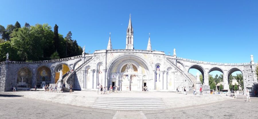 From San Sebastian: Lourdes Private Full-Day Tour - Arriving at the Sanctuary of Lourdes