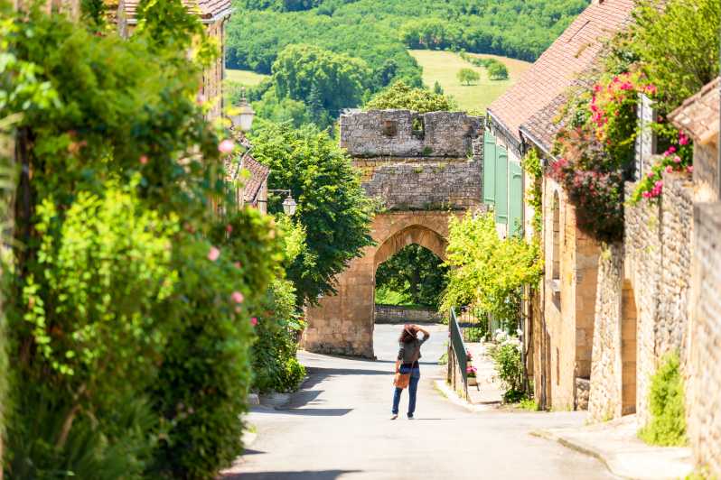 From Sarlat: Beynac & Domme Tour & Dordogne Boat Ride - Beynac below its cliff-top fortress