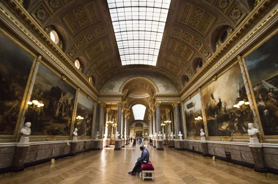 Gardens of Versailles Walking Tour & Palace Entry - What guides add to the experience