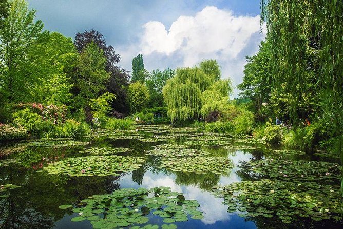 Giverny Monet House and Gardens Skip the line Walking tour - How the guide affects the experience