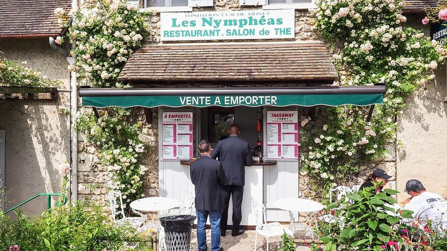 Giverny: Monet's House and Gardens Guided Tour - The water garden and Japanese bridge
