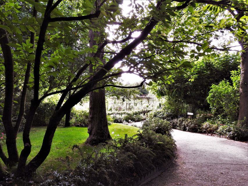 Giverny: Monet’s House and Gardens Skip-the-Line Tour - The guide makes the difference