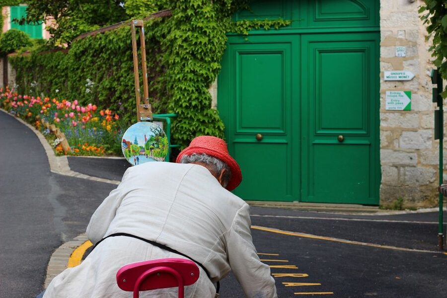 Giverny: Monet’s House and Gardens Skip-the-Line Tour - Meeting your guide on Rue Claude Monet