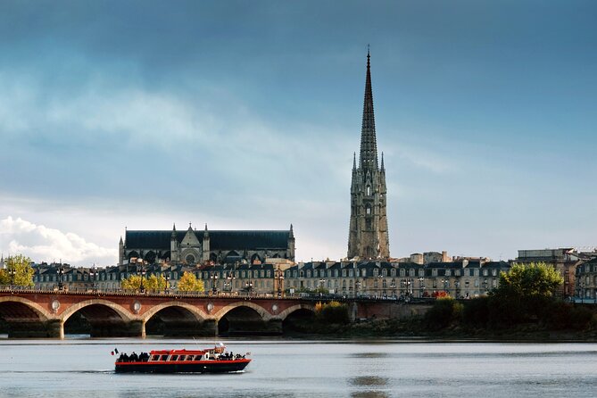 Guided cruise Bordeaux UNESCO - Cailhau Gate and the medieval edge of Bordeaux