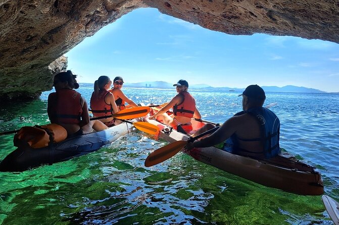 Guided kayak excursion in creeks - The safety briefing and first paddle strokes
