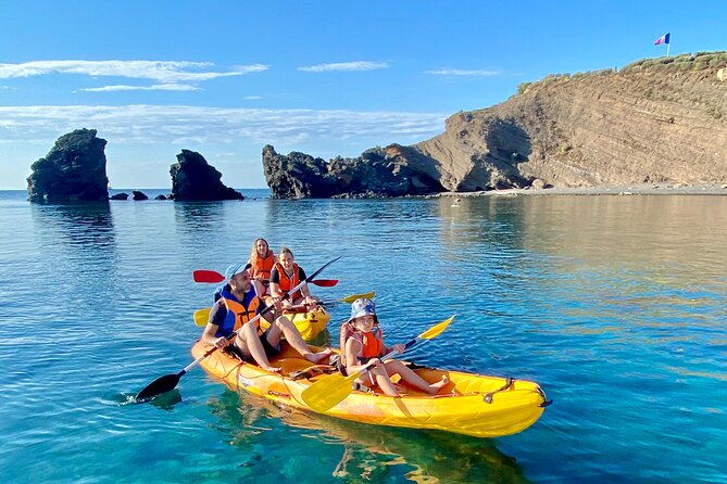 Guided sea kayak trip in Cap d’Agde - Paddling beside the volcanic cliffs