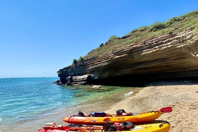 Guided sea kayak trip in Cap d’Agde - Getting ready: equipment and the safety briefing