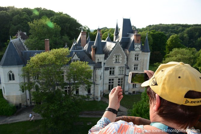 Hot Air Balloon Flight over the castle of Chenonceau / France - The flight: quiet, gentle, and more exposed than a plane