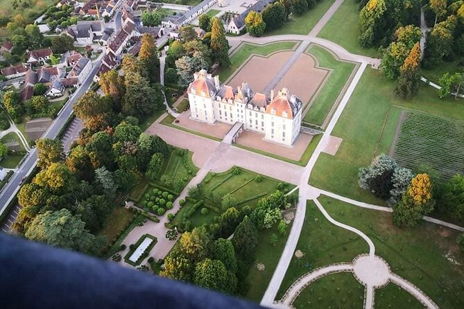 Hot air ballooning: Chambord, Blois, Chenonceau, Cheverny or Chaumont - Watching the balloon come to life