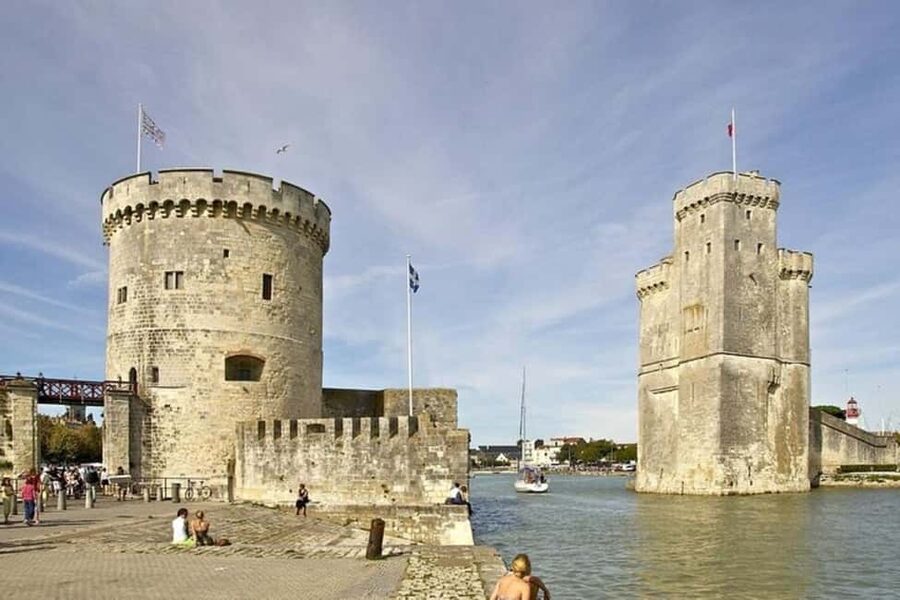 La Rochelle : Private Custom Walking Tour With a Local Guide - Meeting in La Rochelle and setting the pace