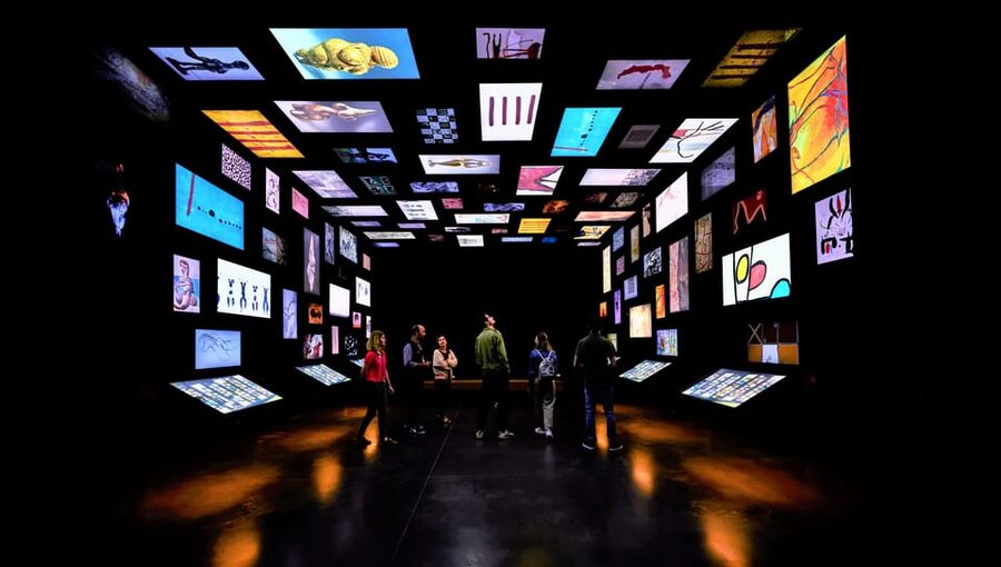 Lascaux IV: Full Replica Cave Experience Ticket - Live guides, audio options, and the human touch