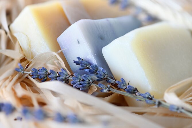 Lavender Route - Small-Group Day Trip from Avignon - What you learn about lavender oil