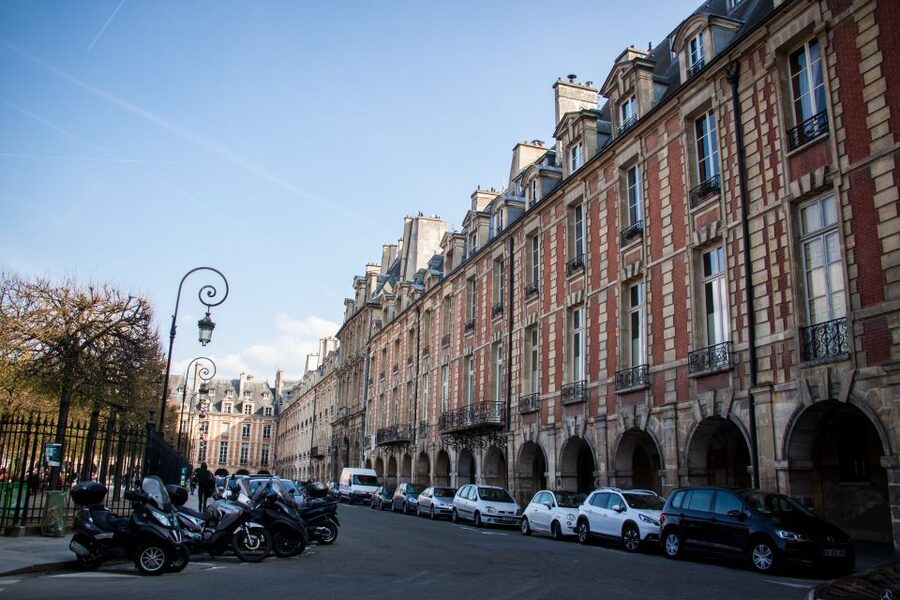 Le Marais: Pastry and Chocolate Food Tour - Chocolate, coffee and a serious ice cream stop