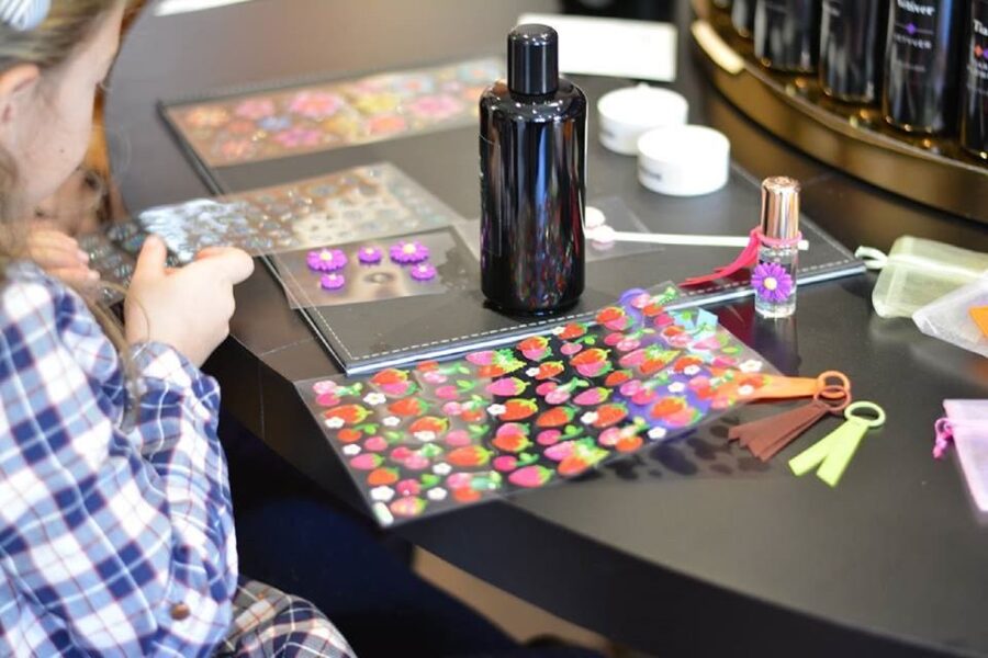 Le Petit Parfumeur: Perfume Creation Children in Grasse - Choosing scents and building a personal blend