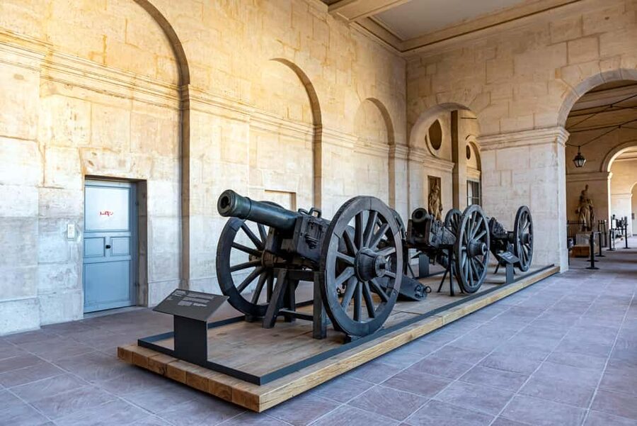 Les Invalides: Napoleon's Tomb & Army Museum Entry - The World Wars and the French Resistance