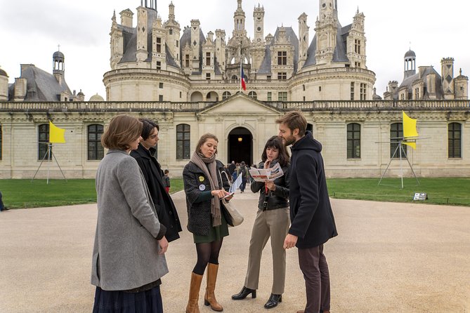 Loire Valley Castles Trip with Chenonceau and Chambord from Paris - Choosing between a live guide and audio commentary
