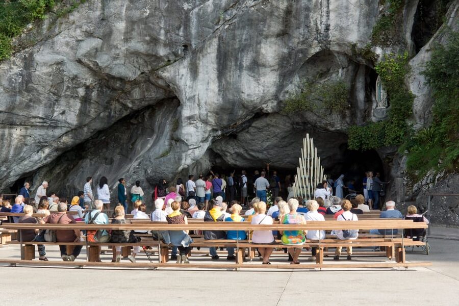 Lourdes: Private Guided Tour in the Sanctuary - The fountains and baths