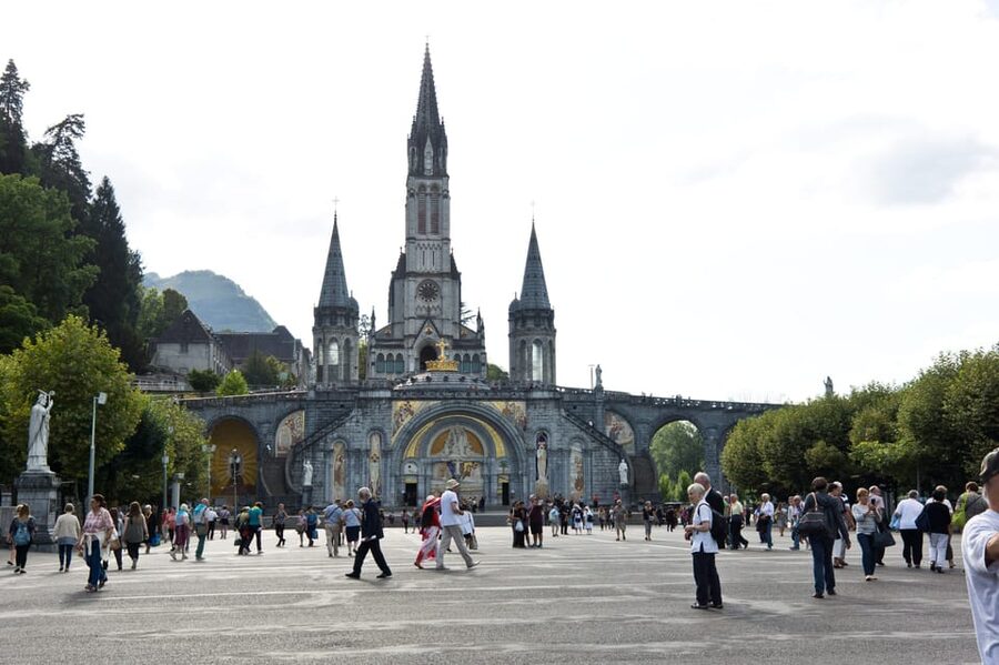Lourdes: Private Guided Tour in the Sanctuary - A private pace for families and older visitors