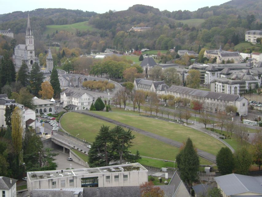 Lourdes: Private Guided Tour in the Sanctuary - Languages, group size, and guide style