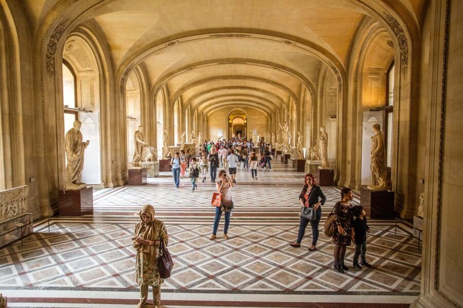 Louvre Museum: Skip-the-Line Guided Tour - Why a guide helps inside the Louvre