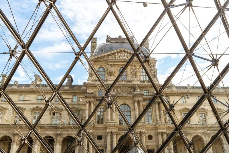 Louvre Museum: Skip-the-Line Small Group Guided Tour - Meeting the group near the Louvre Pyramid