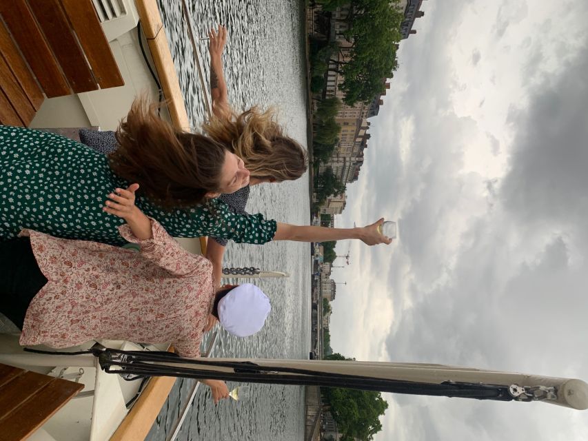 Lyon: City Cruise with Charcuterie, Cheese, and Wine - What comes on the board