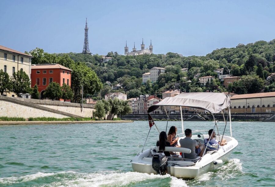 Lyon: Electric Boat Rental Without a License - Family details and safety equipment