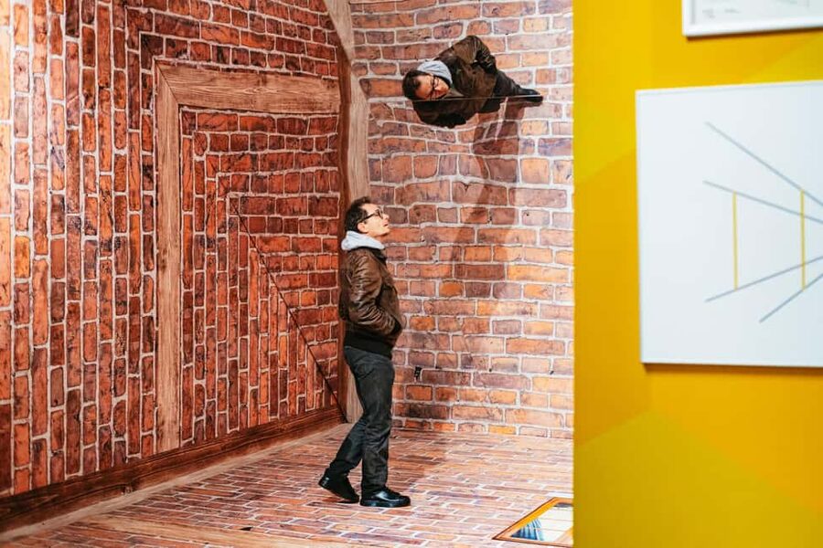 Lyon: Musée de l’illusion Entrance Ticket - Holograms, puzzles, and sensory confusion