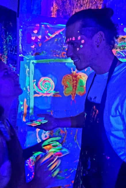 Lyon : Neon painting in an artist's studio - gallery - Why fluorescent painting works so well in Lyon