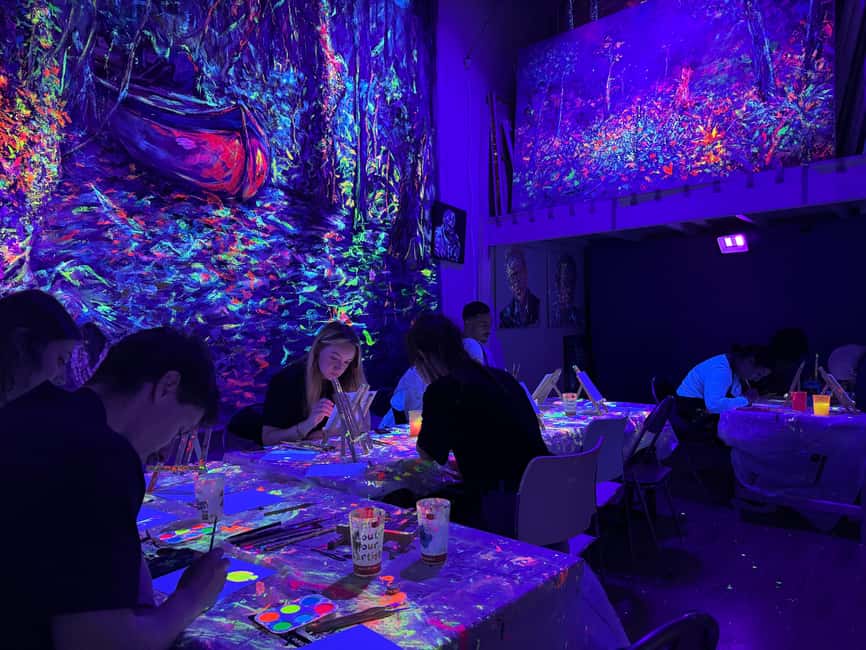 Lyon : Neon painting in an artist's studio - gallery - What happens during the 1 hour and 45 minute session
