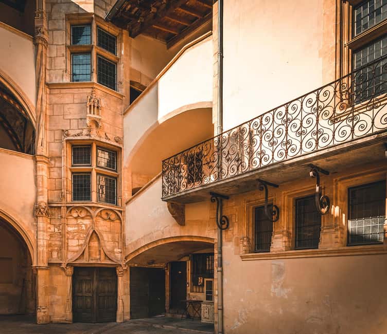 Lyon: Private Traboules Tour – Hidden Passages - Starting at Croix-Rousse and the Canuts