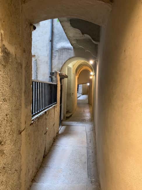 Lyon: Private Walking Tour of "Traboules" in the Old Town - How the 150-minute length feels