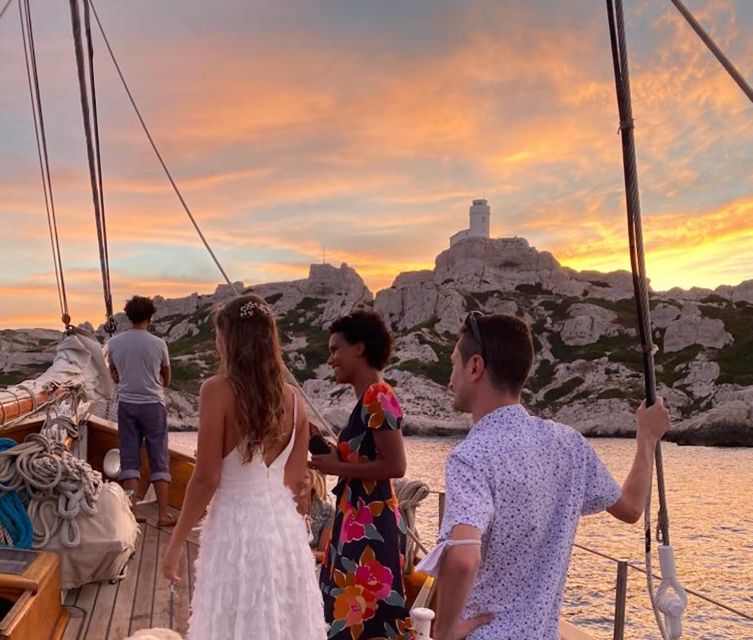 Marseille: Frioul Islands Sunset Cruise with Cocktail Dinner - Leaving the Old Port for the Frioul Archipelago