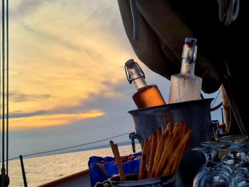 Marseille: Sunset Cruise Cocktail-Dinner in Frioul Islands - Anchoring in a Frioul cove