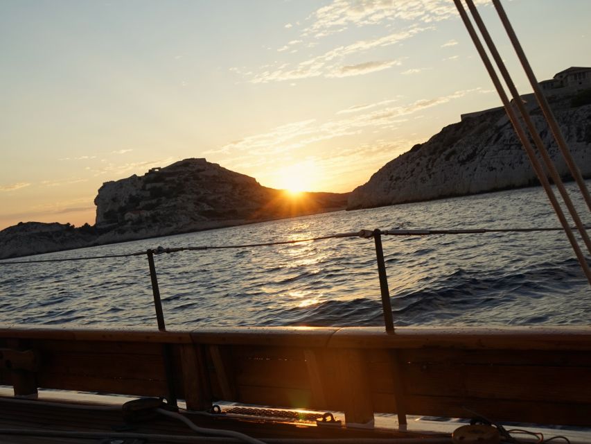 Marseille: Sunset Cruise Cocktail-Dinner in Frioul Islands - Who should book the Eleanor Mary cruise