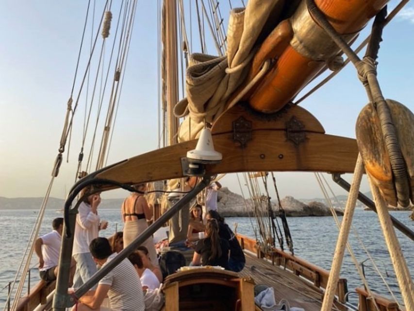 Marseille: Sunset Cruise Cocktail-Dinner in Frioul Islands - The 30-minute run toward the Frioul Islands