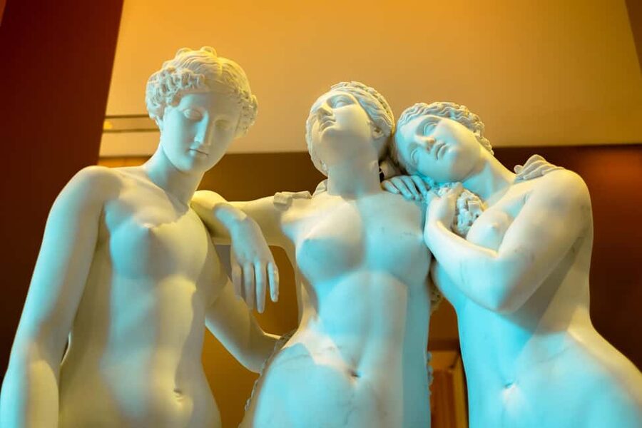Mona Lisa & Treasures: 6-people Max Louvre Experience - Why a guide helps inside the Louvre